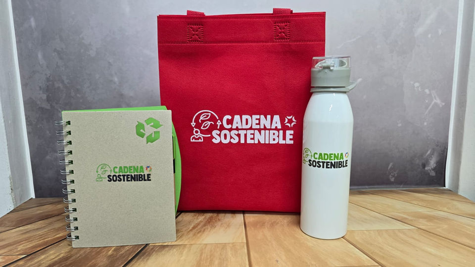 Kit corporativo con bolsa, cuaderno y botella personalizados